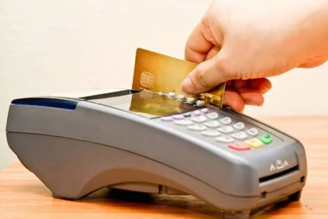 Perbedaan Tarik Tunai dan Gesek Tunai Mandiri